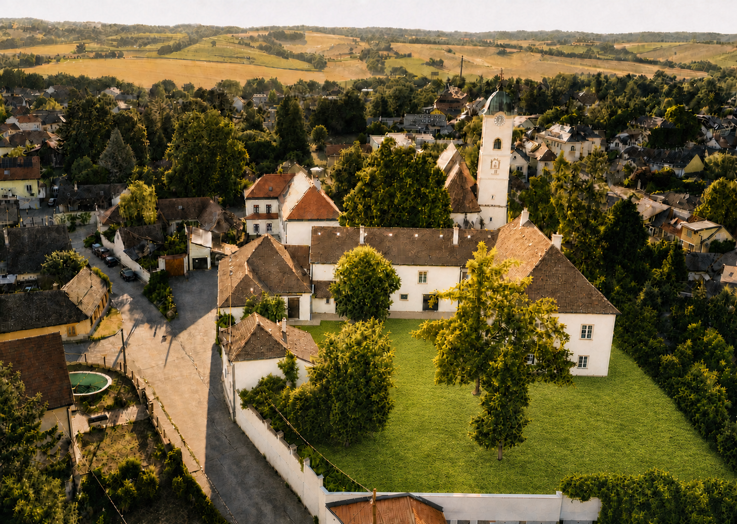 Luftbild des Pfarrhofs, der Kirche und der Landschaft rund um Ulrichskirchen