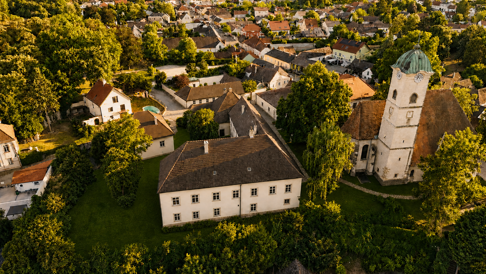 Steile Luftbild-Visualisierung aus der Gegenrichtung mit Pfarrhof, Garten und Kirche